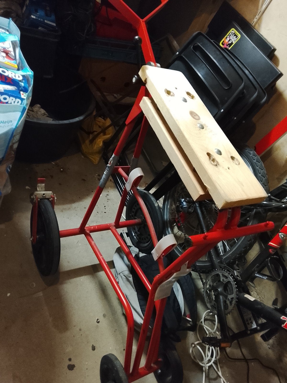 Rode transportkar met houten plank, Ophalen