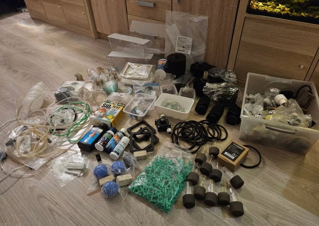 Partij aquarium accessoires. Kweekbakken, luchtstenen, spons, Dieren en Toebehoren, Vissen | Aquaria en Toebehoren, Ophalen of Verzenden