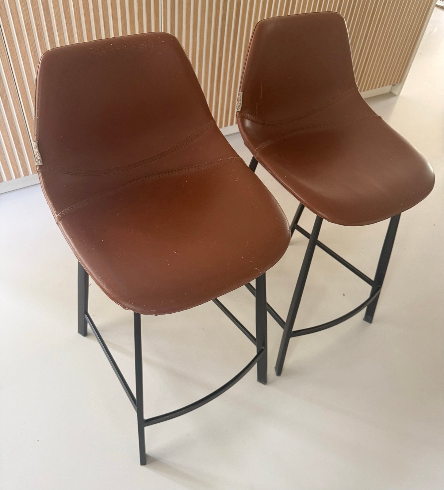 2 barkrukken van Dutchbone, bruin leer en zwart metaal, Huis en Inrichting, Barkrukken, Ophalen, Gebruikt, Met voetsteun, Leer