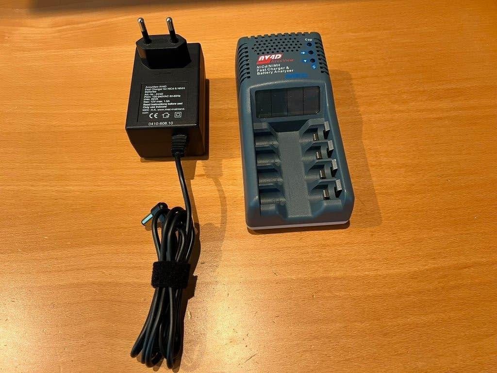 MEC AV4D AccuView NiMH/NiCd Analyzer Fast Charger, Ophalen of Verzenden, Zo goed als nieuw