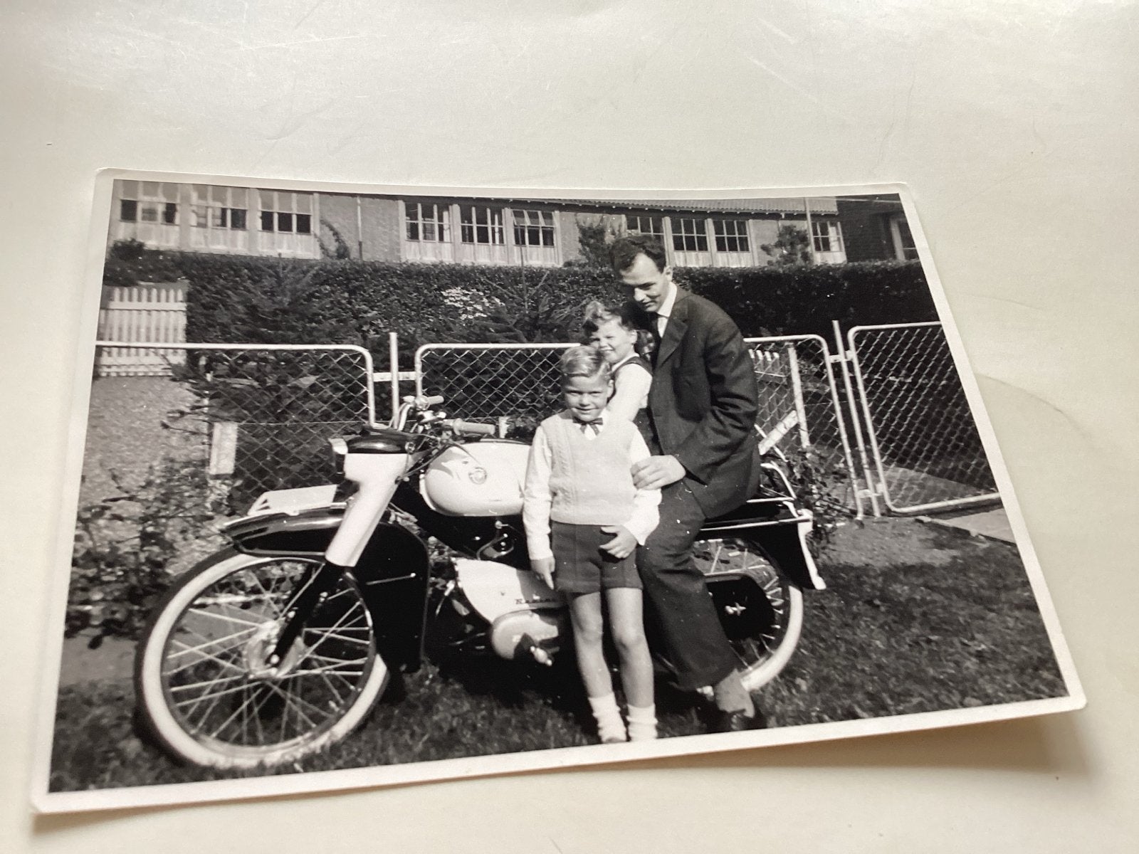 Bromfiets met familie (september 1962), Verzamelen, Ophalen of Verzenden