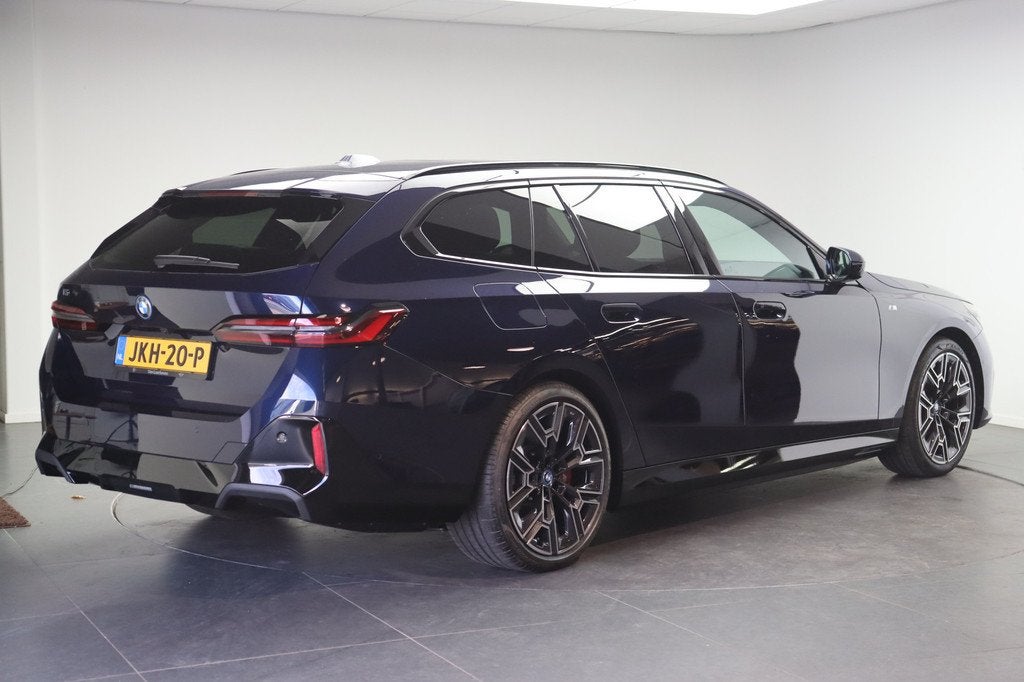 BMW i5 Touring eDrive40 M Sport / Panoramadak / Trekhaak / A, Auto's, BMW, Achterwielaandrijving, Zwart, Met garantie (alle), Blauw
