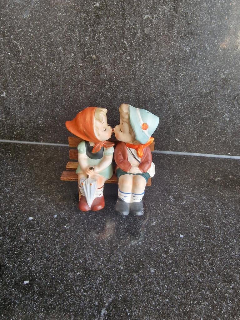 Beeldje jongen en meisje op bankje, Ophalen of Verzenden, Gebruikt, Mens