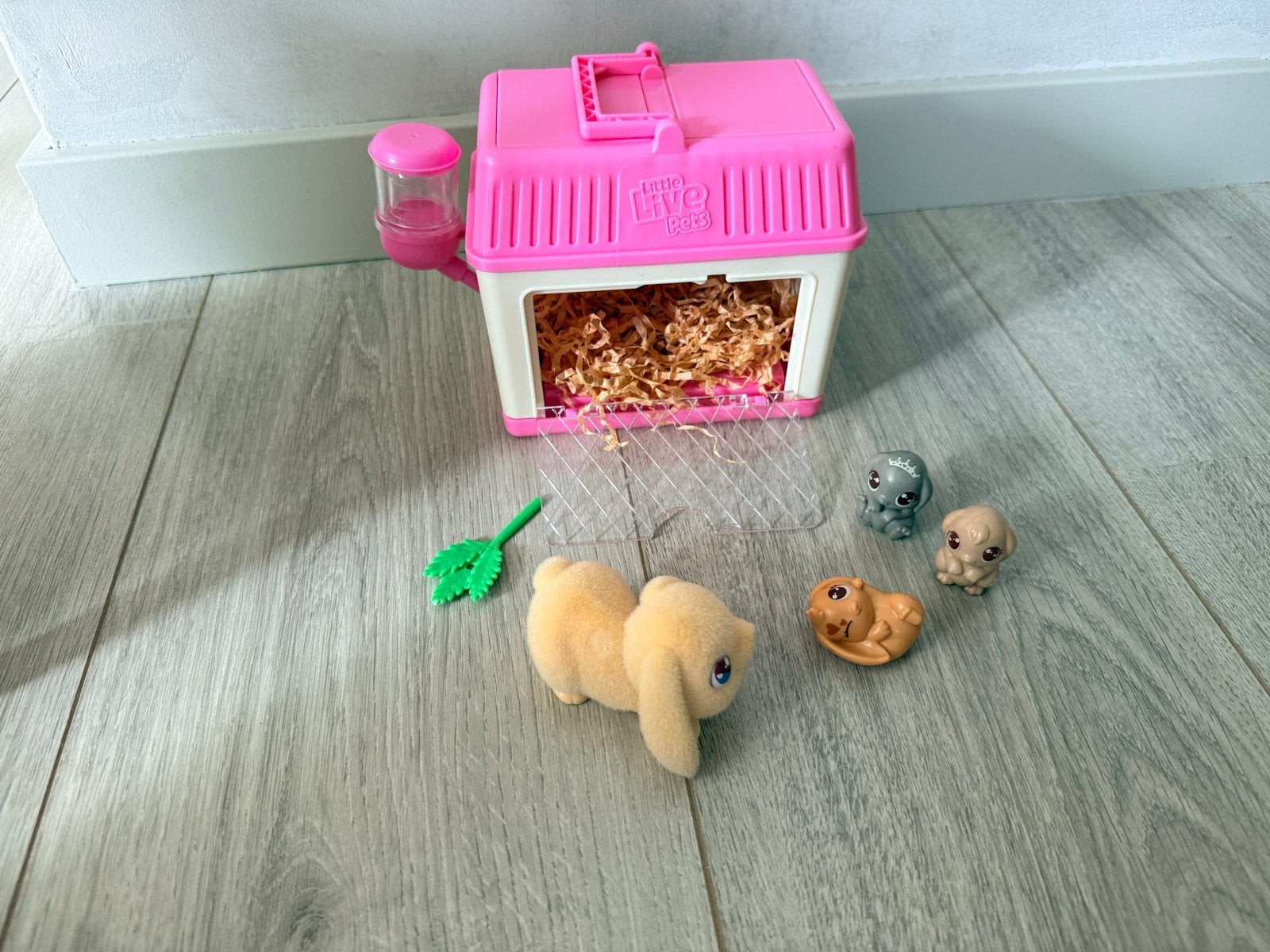 Little Live Pets Konijn met kooi en accessoires, Kinderen en Baby's, Ophalen of Verzenden, Zo goed als nieuw, Jongen of Meisje