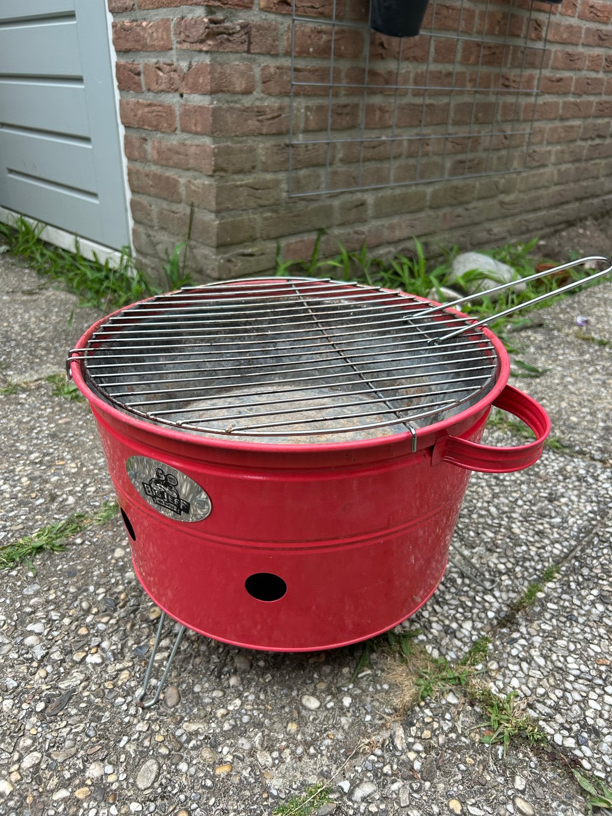 Compacte rode BBQ grill - Ideaal voor picknicks en camping, Ophalen of Verzenden, Gebruikt