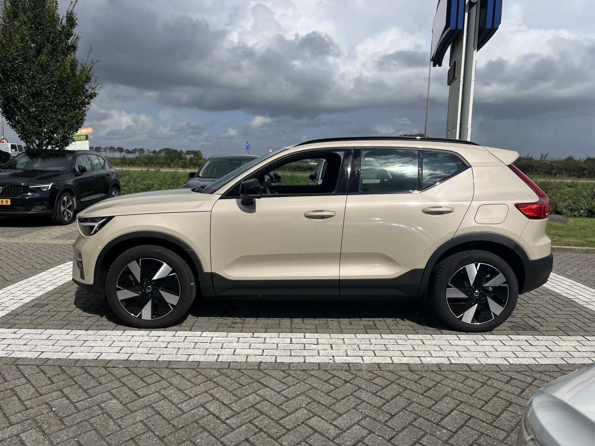 Volvo EX40 Single Motor Extended Range Plus 82 kWh | Parkeer, Auto's, Volvo, Automaat, 12 maanden, Gebruikt, Origineel Nederlands