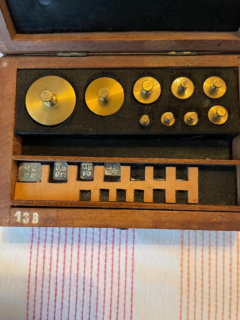 Antiek kistje met messing gewichtjes, plaatjes en pincet, Ophalen of Verzenden