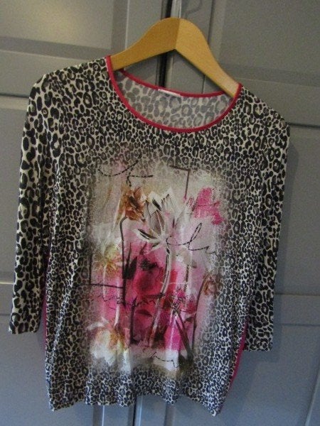 G874 Gerry Weber mt 38 longsleeve beige zwart animal pink, Maat 38/40 (M), Verzenden, Beige, Zo goed als nieuw