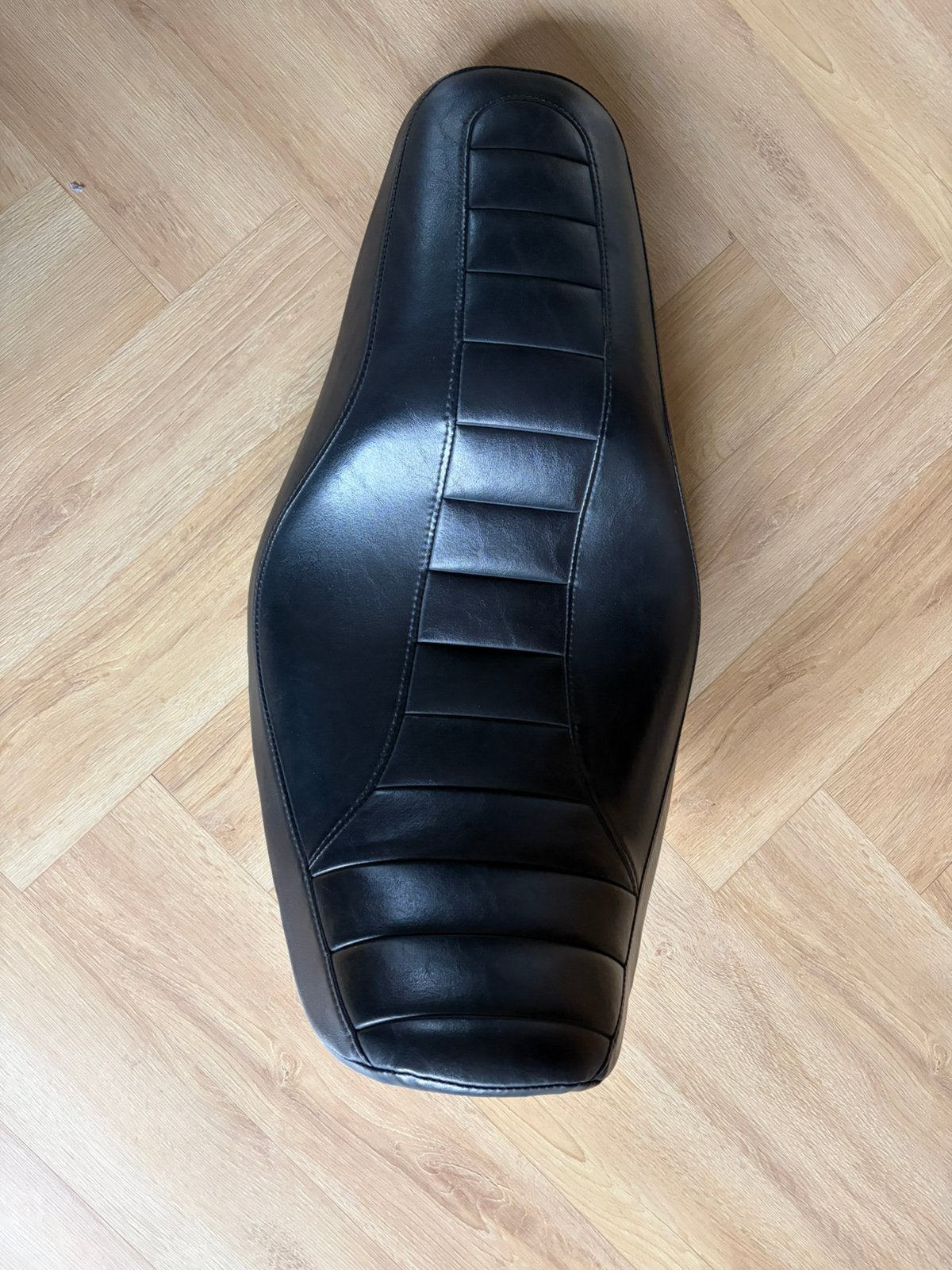 Harley davidson streetbob dyna 2006 origineel zadel, Motoren, Ophalen of Verzenden