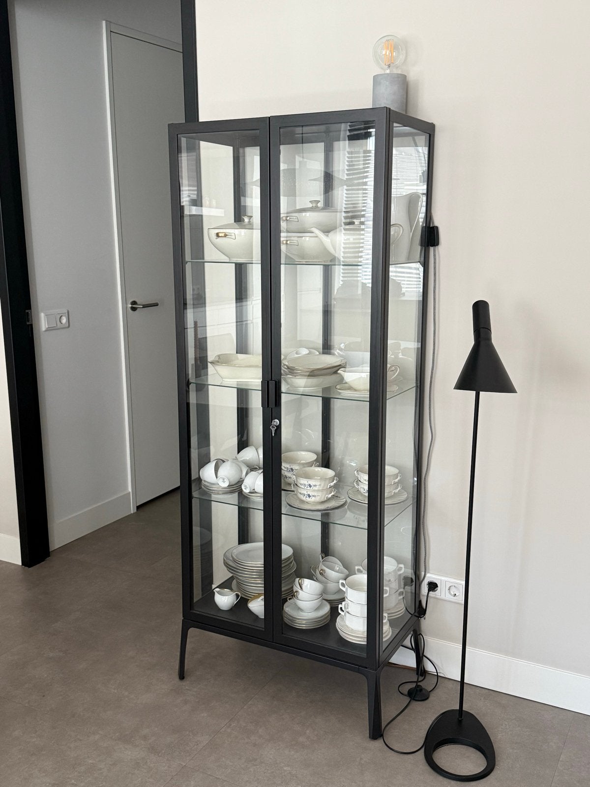 Ikea Vitrinekast met glazen deuren en planken, Ophalen, Gebruikt, 50 tot 100 cm, Metaal
