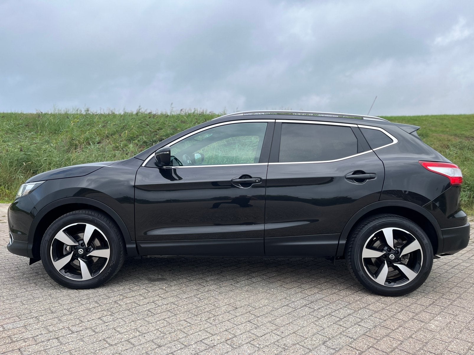 Nissan Qashqai 1.2 Automaat/Pano 2017 | Nieuwe Distributie, Automaat, 680 kg, 4 cilinders, Zwart