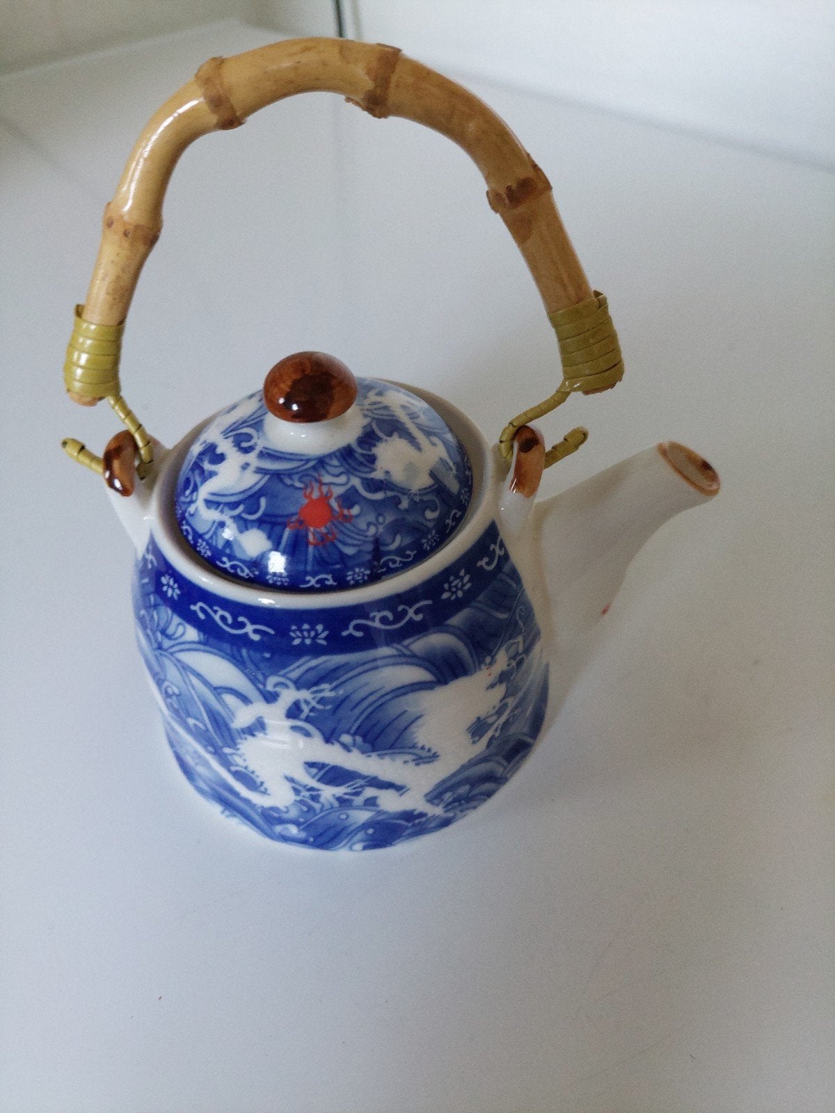 Vintage Chinese theepot met bamboe handvat, Theepot/fluitketel, Blauw, Ophalen of Verzenden, Zo goed als nieuw