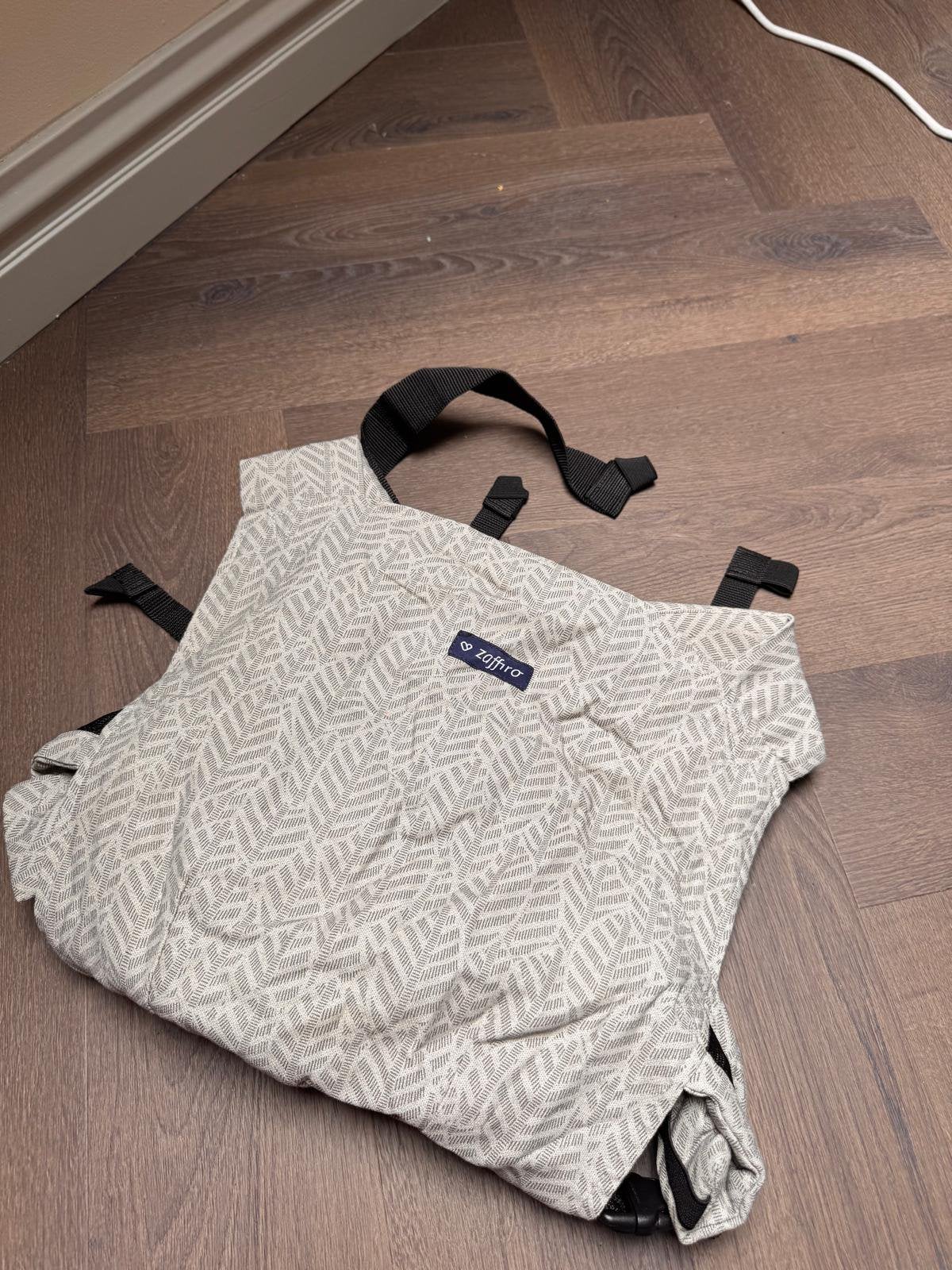 Zaffiro City Beige Leaves Ergonomische Draagzak, Kinderen en Baby's, Overige merken, Buik of Rug, Ophalen of Verzenden, Zo goed als nieuw