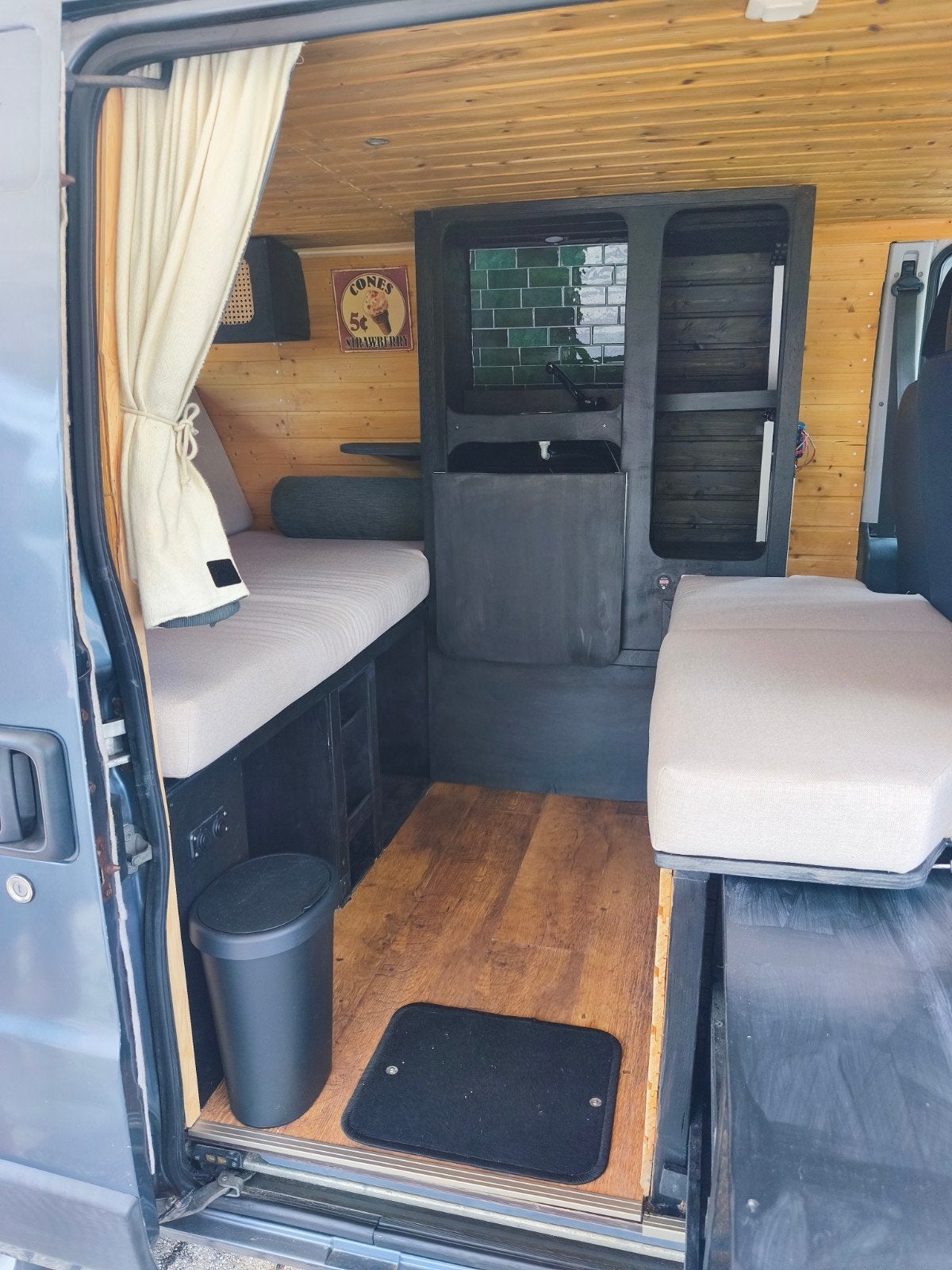 Fiat Ducato camperbusje L1H2, Buscamper of Camperbus, Fiat, Treinzit, Koelkast