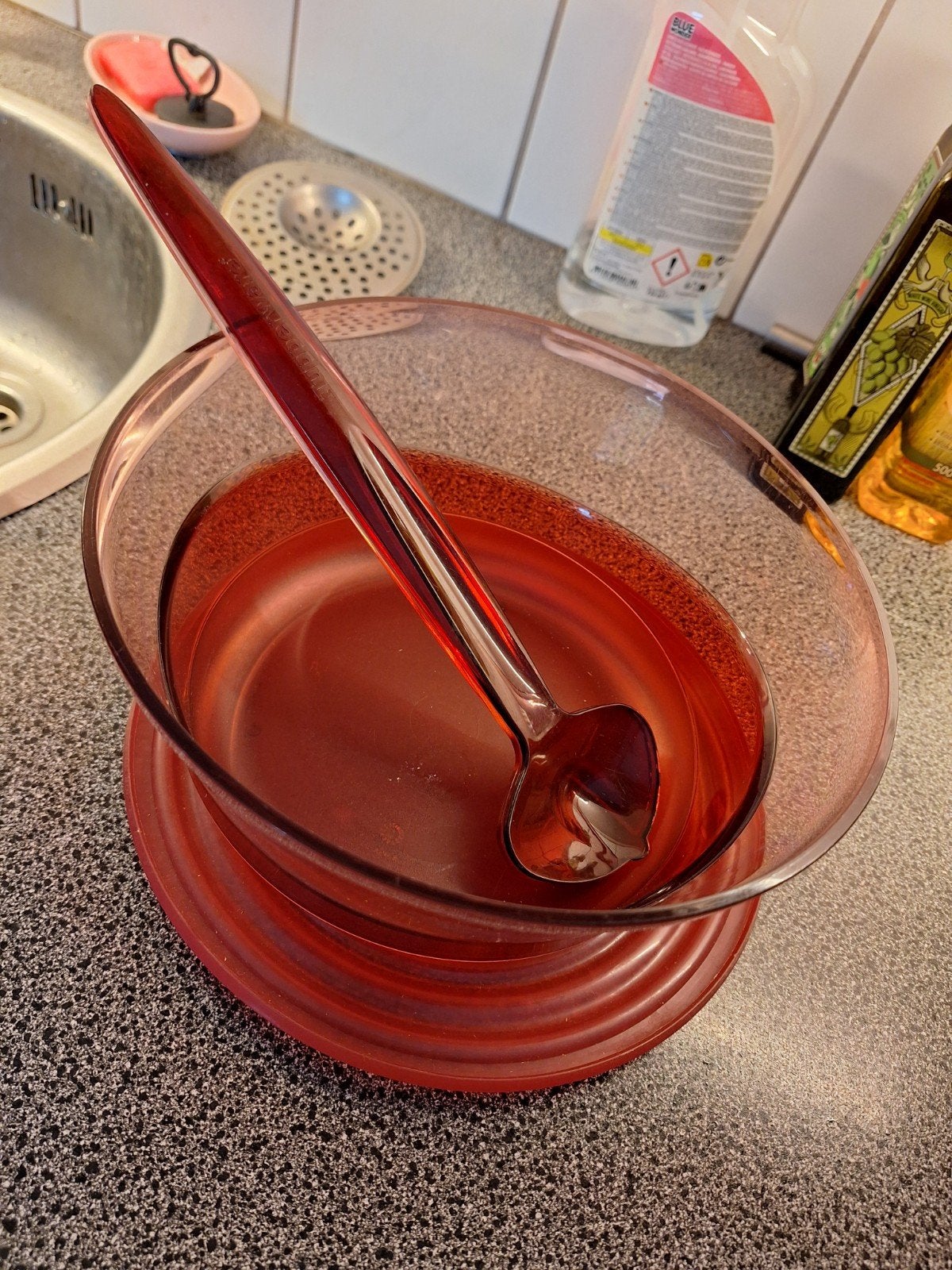 Tupperware saladeschaal met bestek - Nette set, Huis en Inrichting, Ophalen, Gebruikt, Schaal, Met bestek