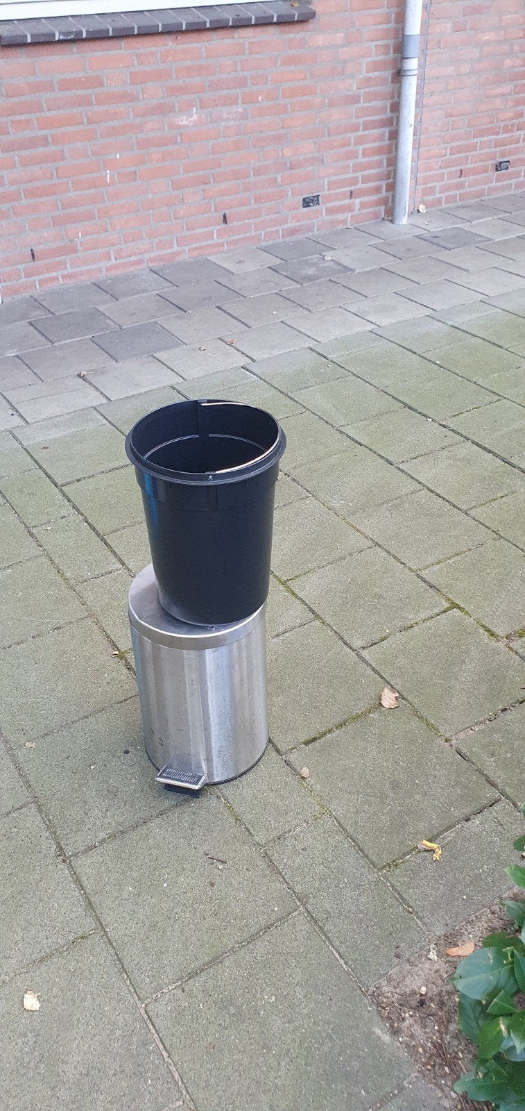 Zwarte kunststof emmer met metalen hengsel, Kunststof, Gebruikt, 50 tot 75 cm, Ophalen of Verzenden