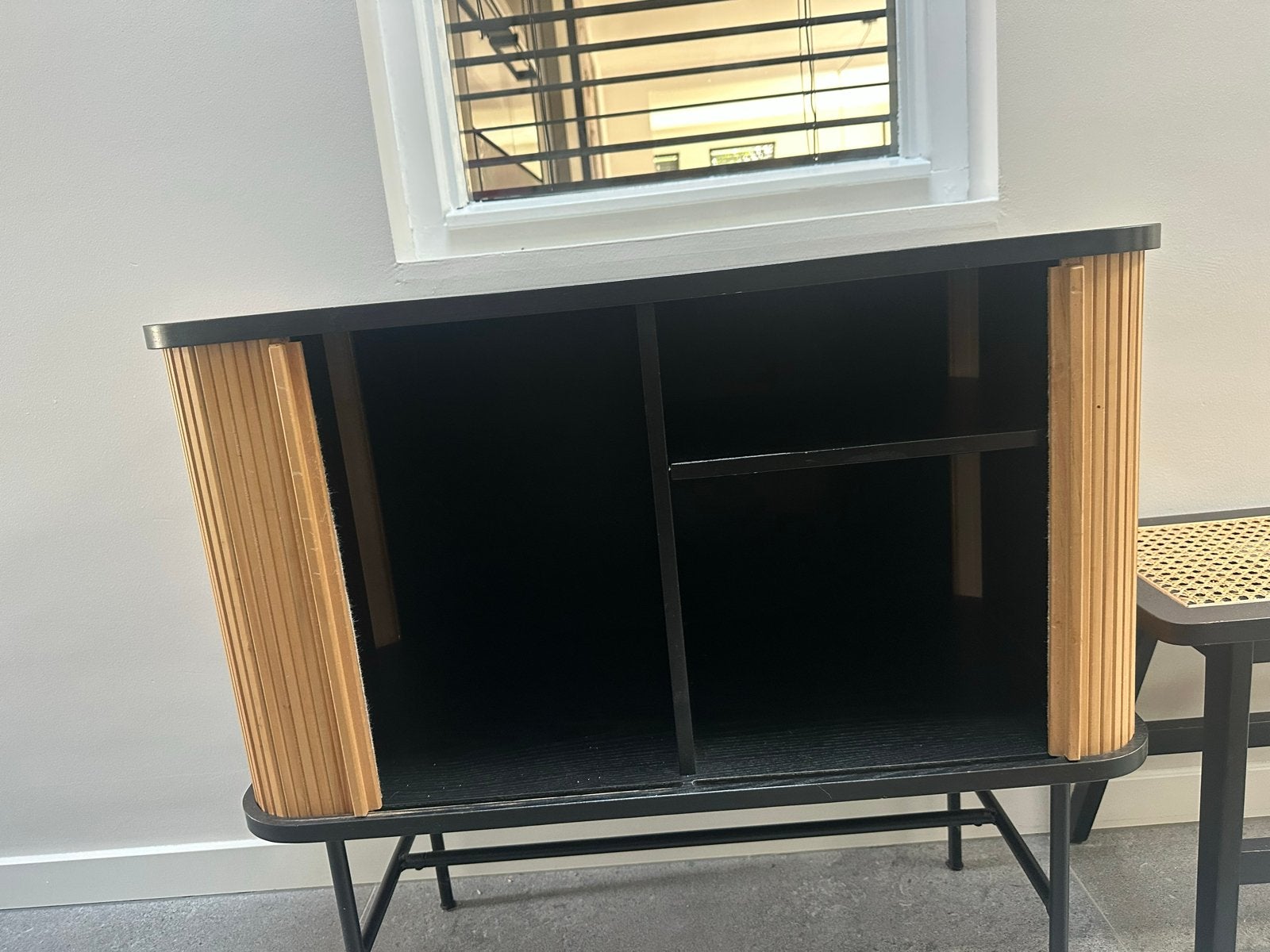Zwart dressoir met houten lamellen en bijpassend bankje, Huis en Inrichting, Kasten | Overige, Ophalen, Gebruikt
