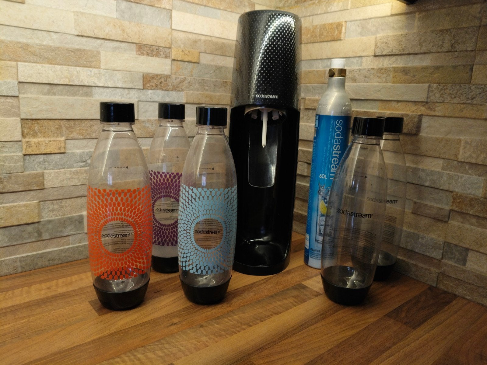 SodaStream met 5 flessen en 2 CO2 cilinders, Ophalen of Verzenden, Zo goed als nieuw