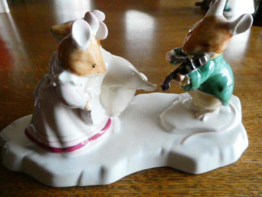 beeldje violist  en dansend paar, RoyalDoulton, Ophalen of Verzenden, Zo goed als nieuw, Overige typen