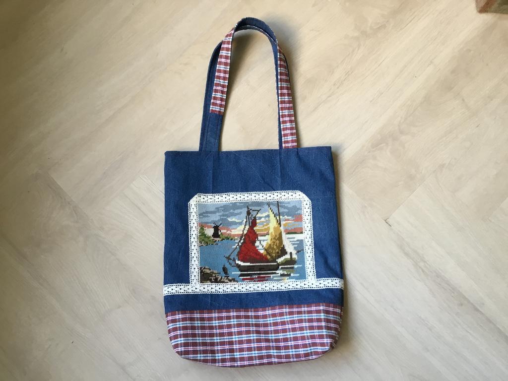 Tas met daarop oud borduurwerk, Ophalen, Nieuw, Blauw, Handtas
