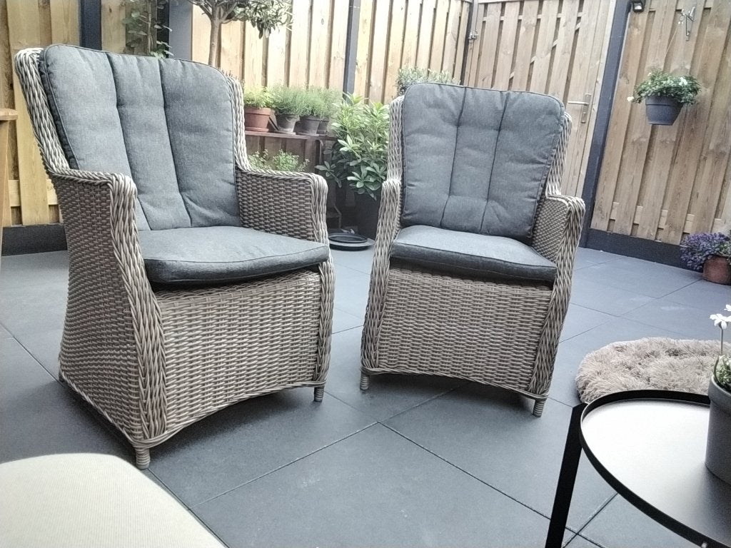 2 Rieten terrasstoelen met ronde houten tafel, Ophalen, Twee, Riet of Rotan, Zo goed als nieuw