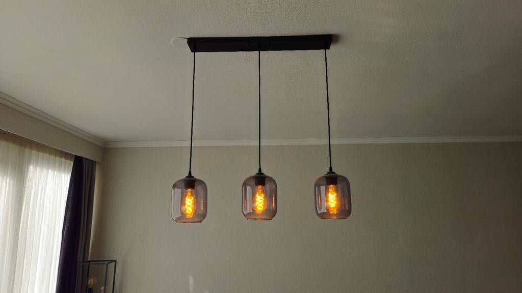 Moderne hanglamp met 3 glazen kappen, Huis en Inrichting, Lampen | Hanglampen, Modern, Industrieel, Ophalen of Verzenden, Zo goed als nieuw