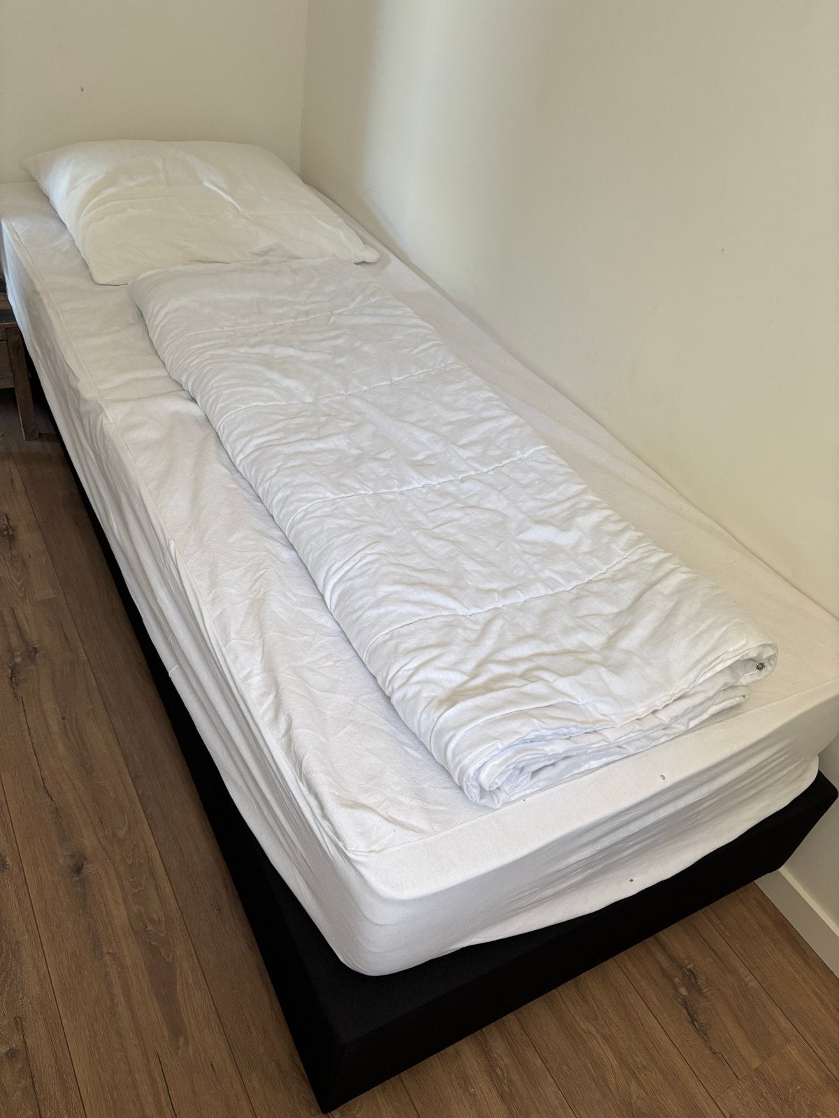 Eenpersoonsbed met matras en wieltjes - Zo goed als nieuw, Ophalen, Overige materialen, Eenpersoons, Zwart