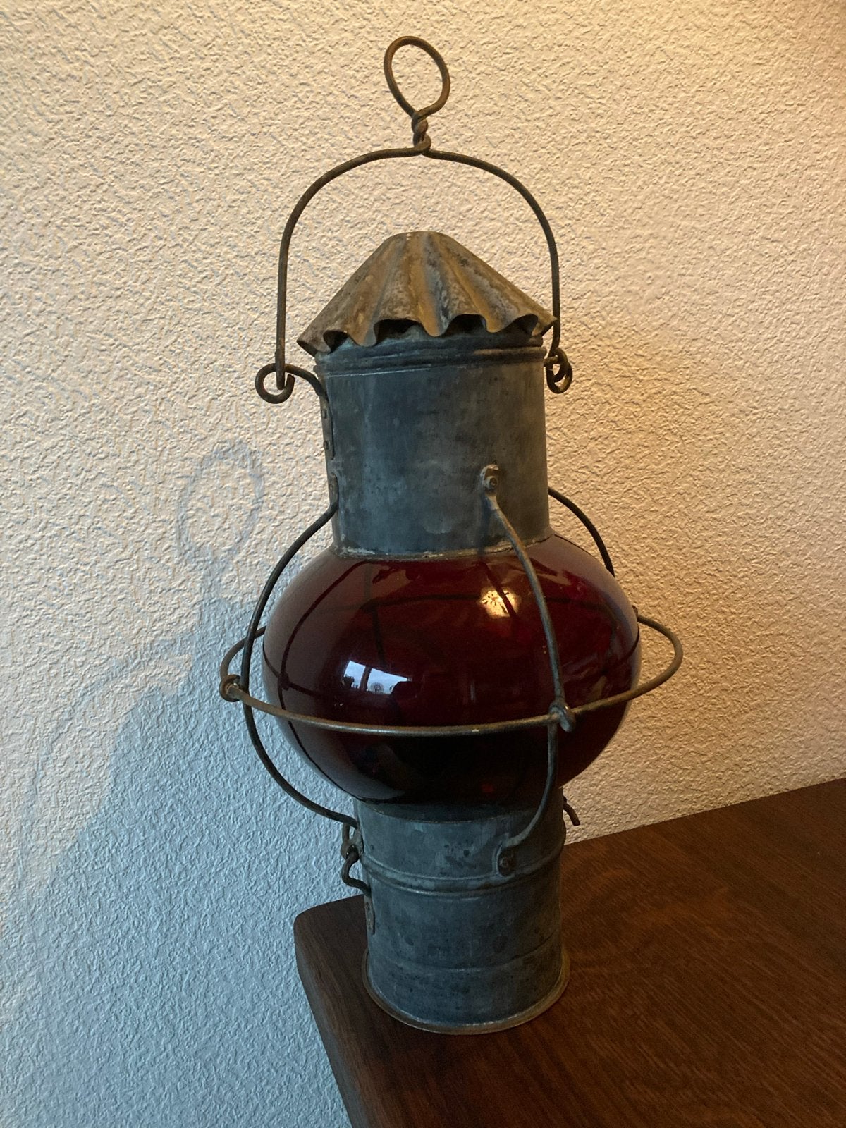 Antieke Bollantaarn met Geplooide Kap en Rood Bakboord Glas, Ophalen of Verzenden, Gebruikt, Motorboot, Gebruiksvoorwerp