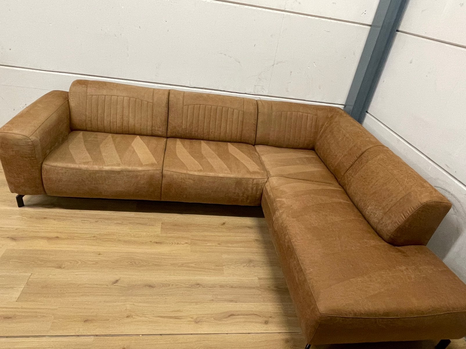 Mooie luxe suede industriële cognac bruine hoekbank GEREINIG