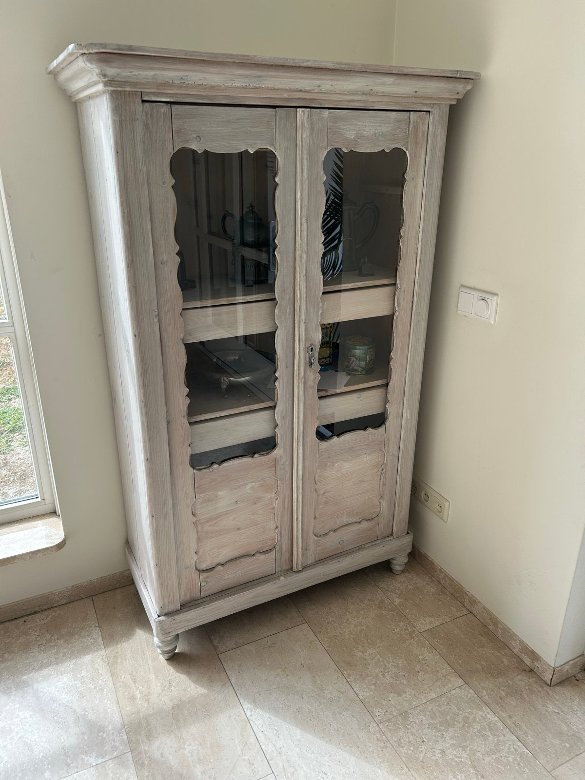 Mooie houten vitrinekast met glazen deuren, Ophalen