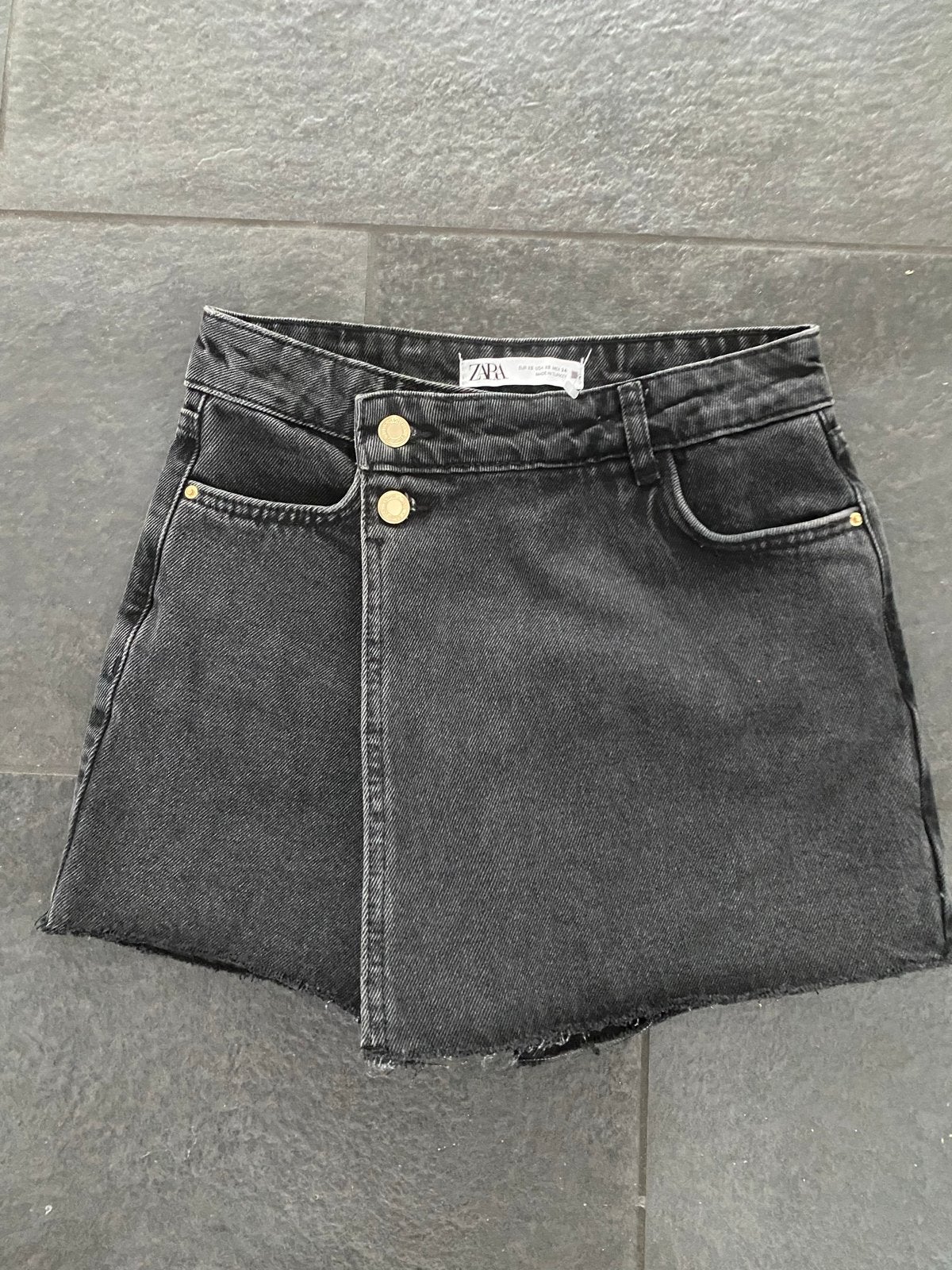 Nette zwarte denim broekrok XS - Zara, Kleding | Dames, Rokken, Ophalen of Verzenden, Zo goed als nieuw, Maat 34 (XS) of kleiner