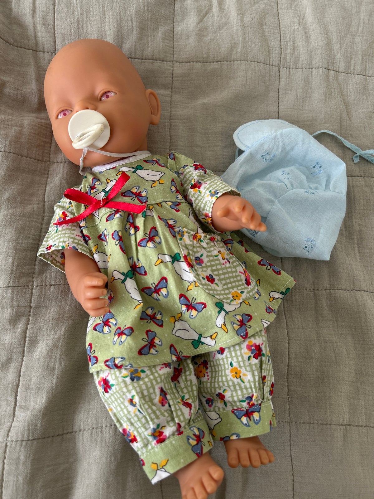 Baby Born pop met kleertjes en speen, Kinderen en Baby's, Speelgoed | Poppen, Ophalen of Verzenden, Zo goed als nieuw, Babypop