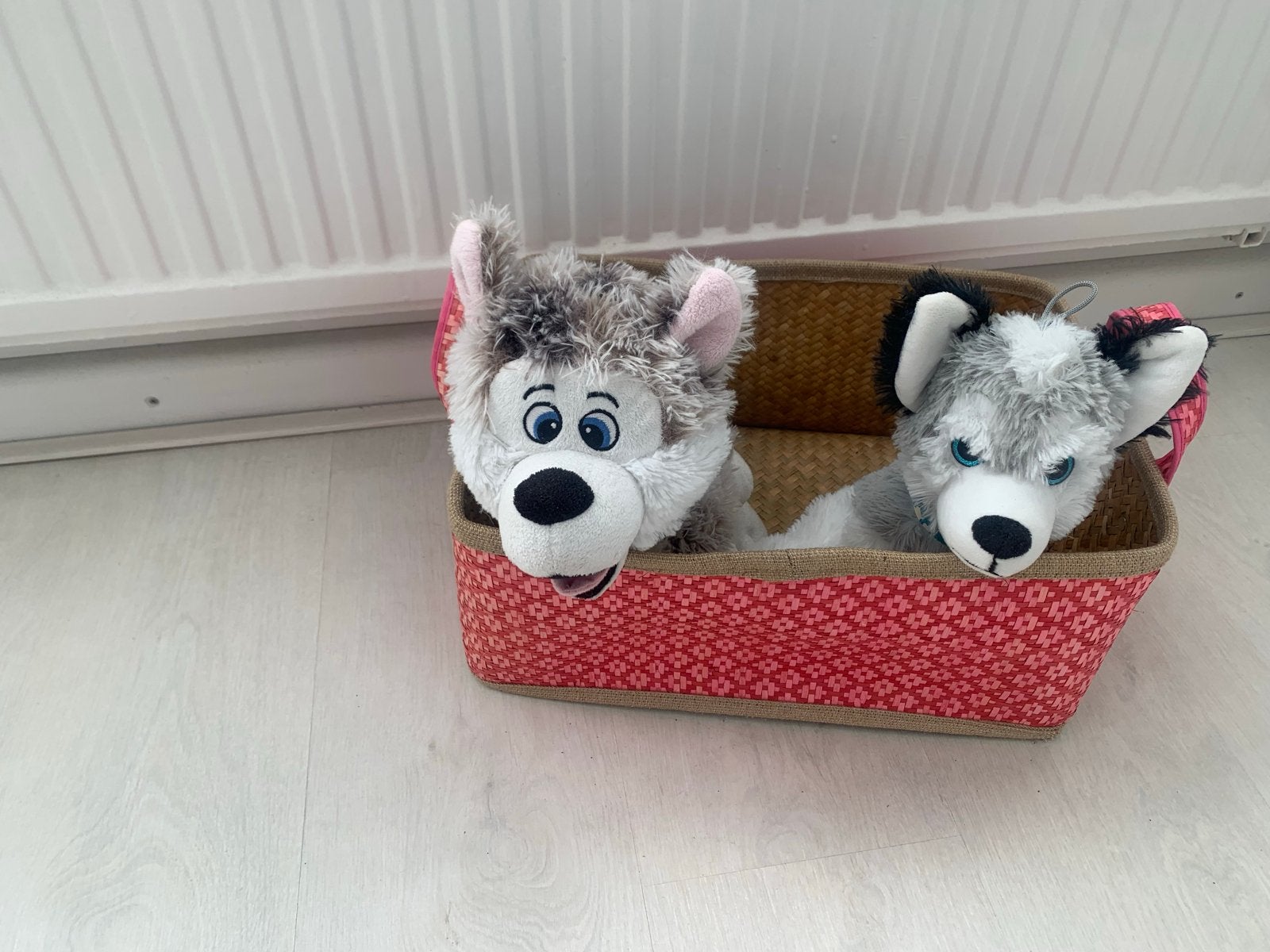 Twee schattige husky knuffels in mandje, Grijs, Zo goed als nieuw, Middelgroot (20 tot 80 cm), Hond