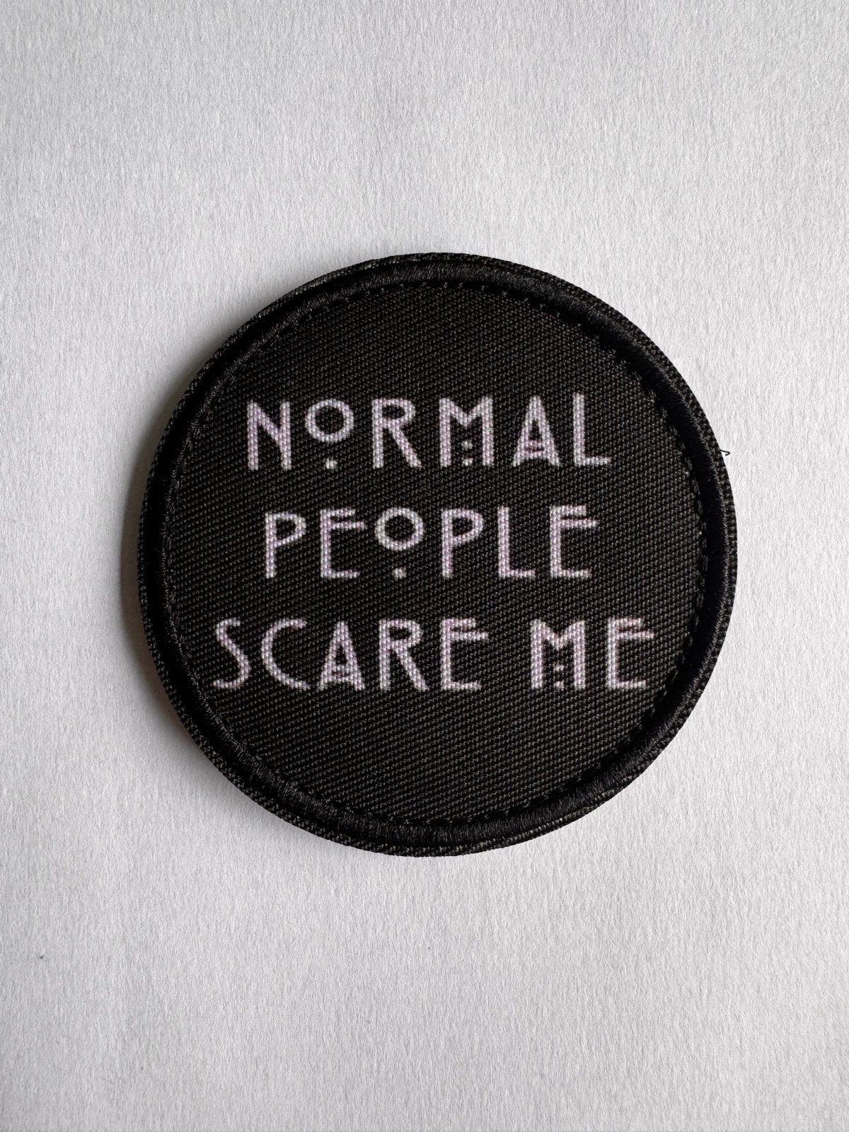 Leuke patch: Normal People Scare Me - 8x8 cm, Hobby en Vrije tijd, Stickers en Plaatjes, Ophalen of Verzenden, Nieuw, Plaatje