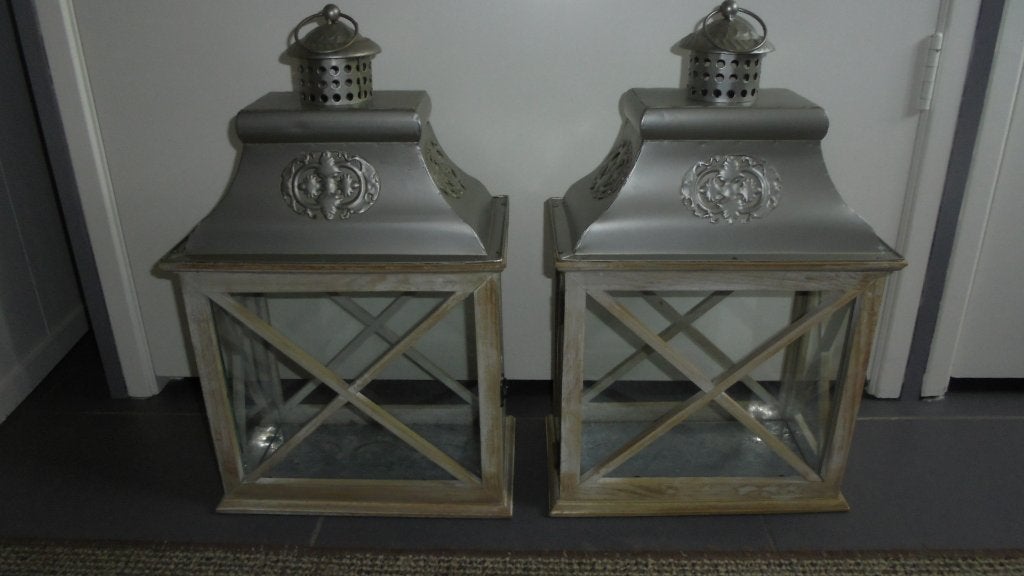 2 hout met metalen lantarens 18x31H50cm, Huis en Inrichting, Woonaccessoires | Kandelaars en Kaarsen, Ophalen, Overige materialen