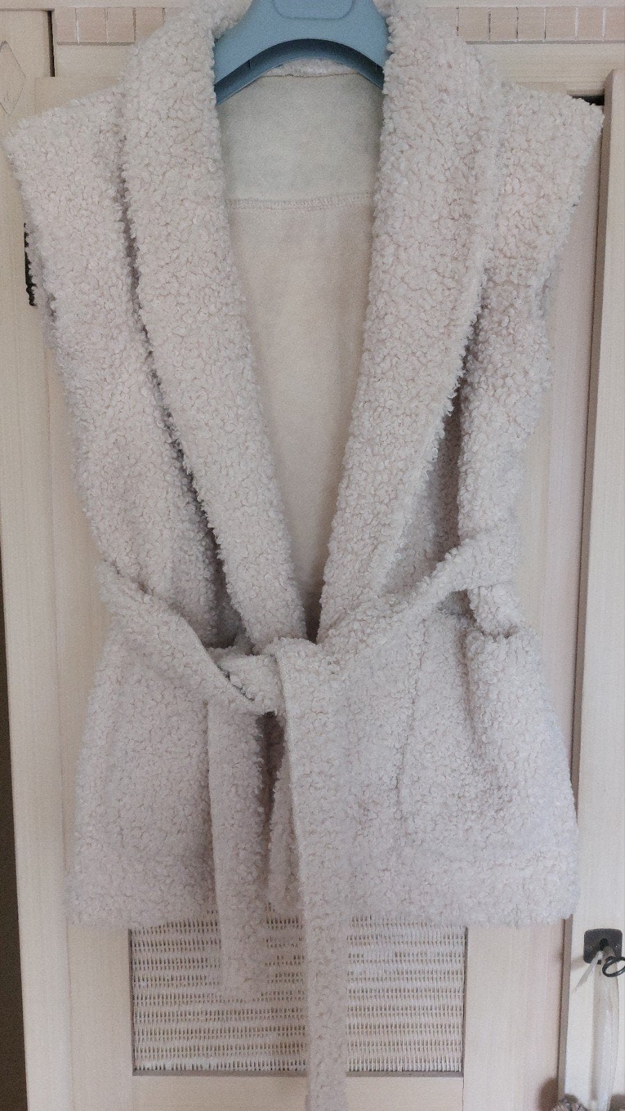 Crèmekleurig teddy gilet met ceintuur - Maat M, Kleding | Dames, Verzenden, Zo goed als nieuw, Maat 38/40 (M), Beige