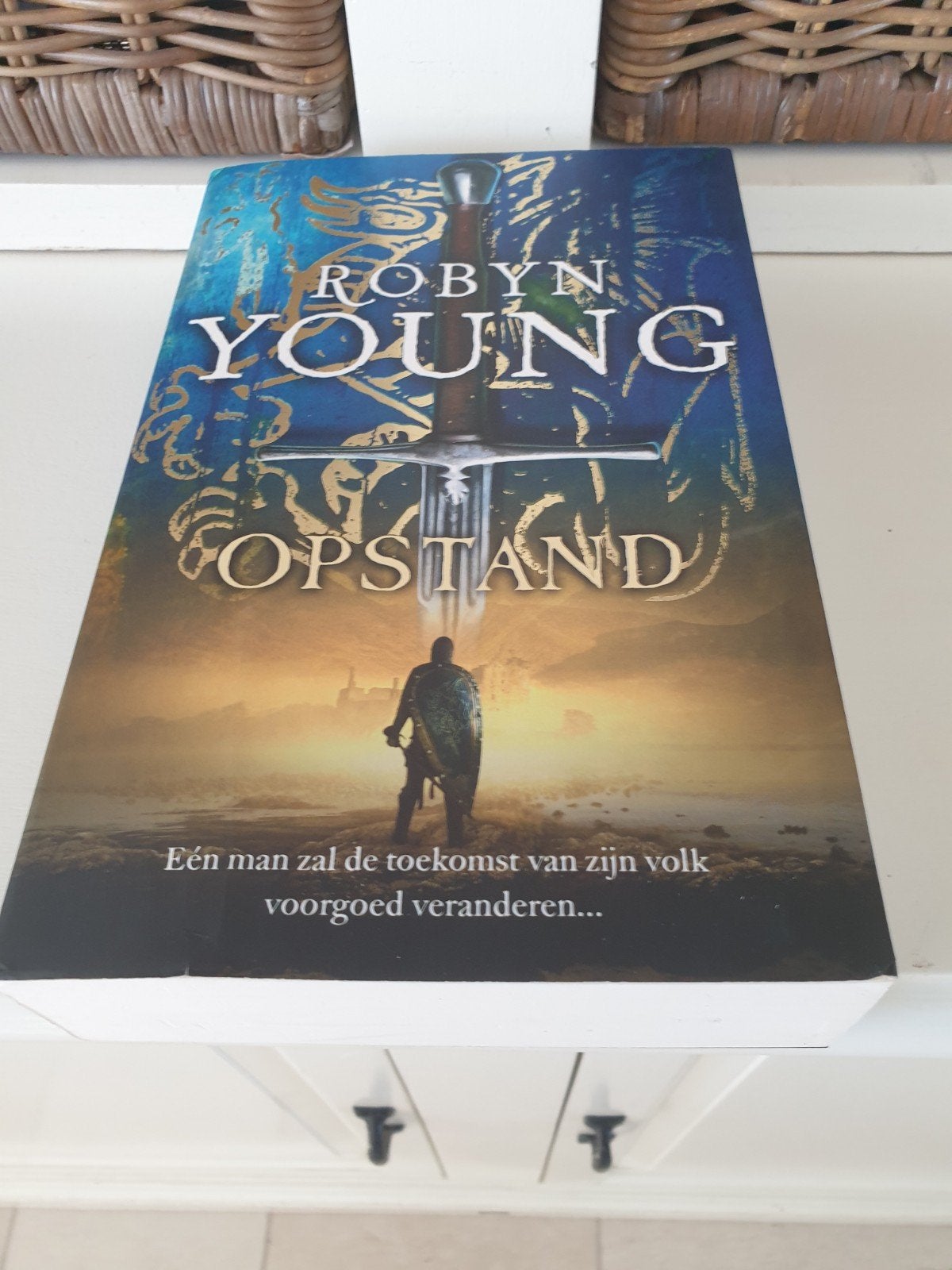 Robyn Young - Opstand, Boeken, Ophalen of Verzenden, Gelezen