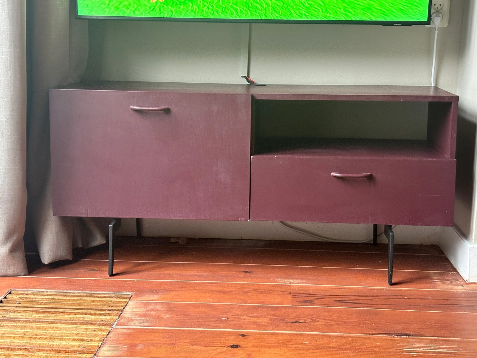 Aubergine TV-meubel met draadgoot en zwarte stalen poten, Ophalen, Gebruikt, 100 tot 150 cm, Minder dan 100 cm