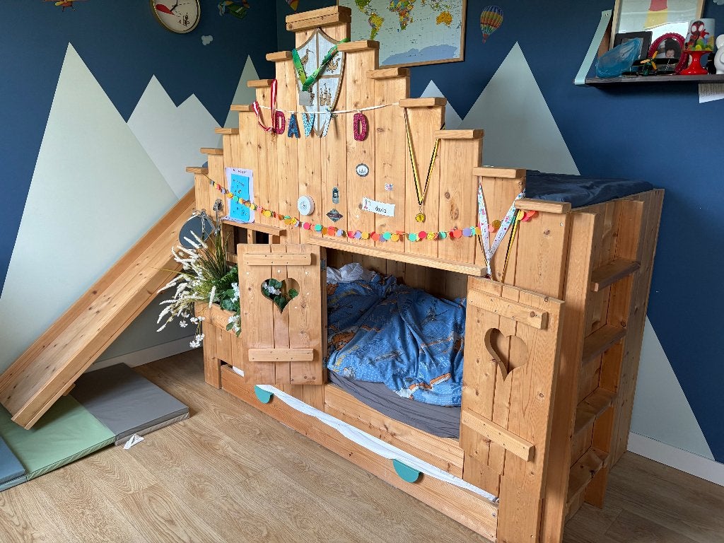 Uniek Houten Kinderbed met Glijbaan en Uitschuifbed, Kinderen en Baby's, Kinderkamer | Stapelbedden en Hoogslapers, Ophalen, Zo goed als nieuw