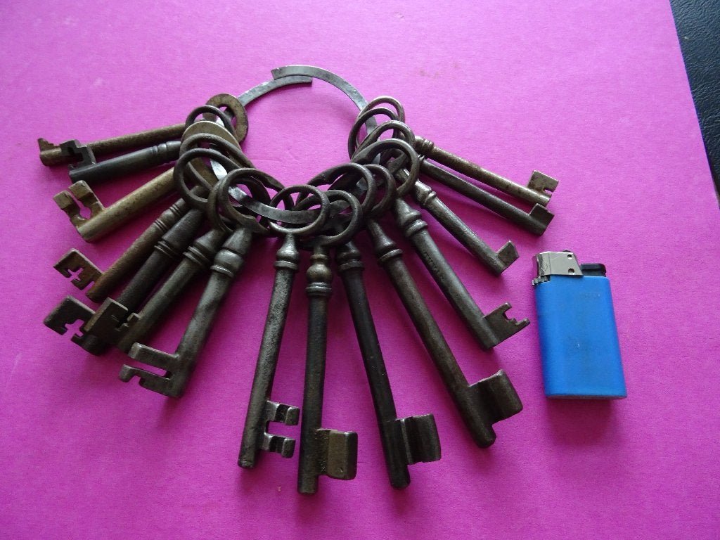 RING MET 15 ANTIEKE SLEUTELS SLEUTEL SLOT SLOTEN KIST DEUR, Ophalen of Verzenden