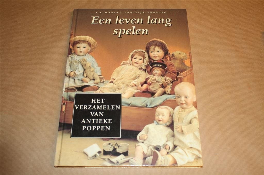 Een leven lang spelen. Verzamelen antieke poppen. Boek., Verzamelen, Gebruikt, N.v.t., N.v.t., Ophalen of Verzenden