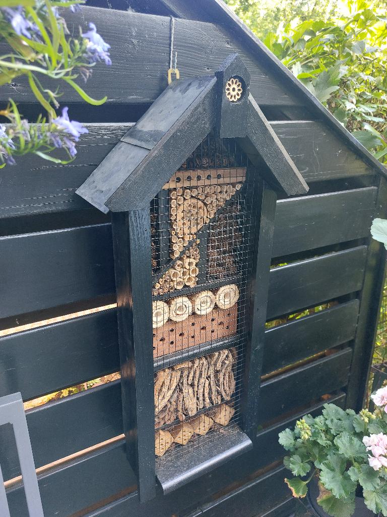 Ambachtelijk gemaakt hangend Insectenhotel 81cm hoog  , Ophalen, Zo goed als nieuw