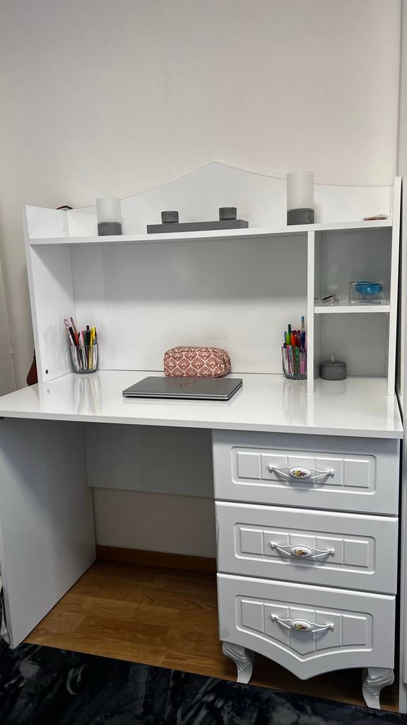 Super mooi meisjes bureau - Zo goed als nieuw!, Huis en Inrichting, Bureaus, Zo goed als nieuw, Ophalen