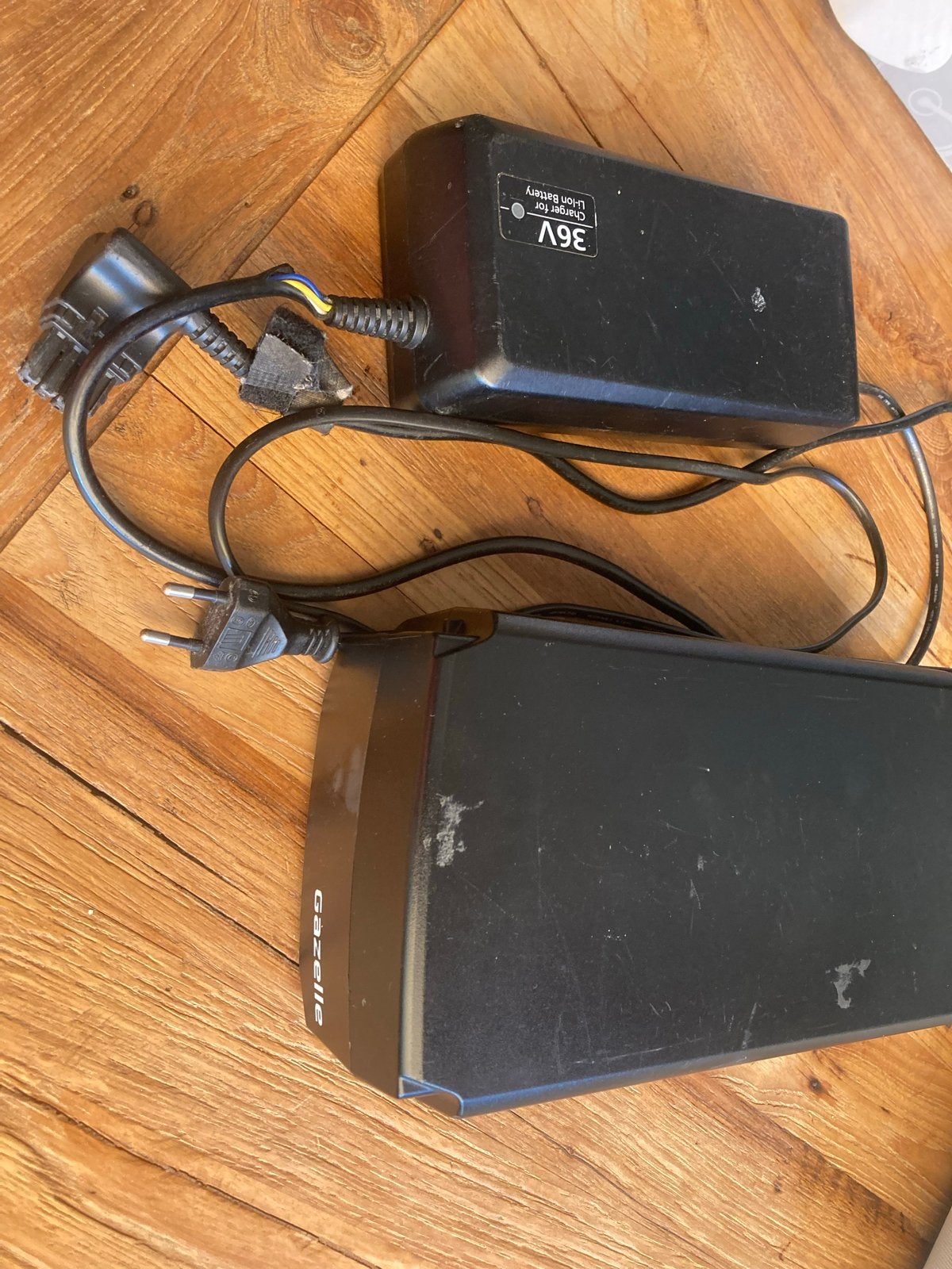 Gazelle fietsaccu met lader 36V, Fietsen en Brommers, Ophalen of Verzenden, Gebruikt