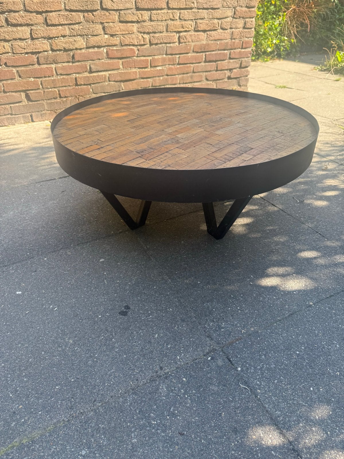 Ronde salontafel met houten blad en metalen onderstel, Ophalen, Gebruikt, Rond, 50 tot 100 cm