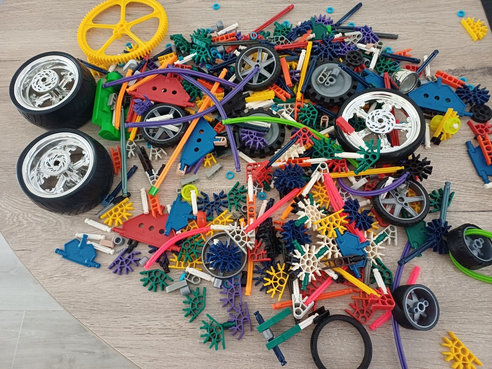 K'nex  / Knex restanten in opbergbox, Kinderen en Baby's, Speelgoed | Bouwstenen, Ophalen of Verzenden, Zo goed als nieuw, K'nex