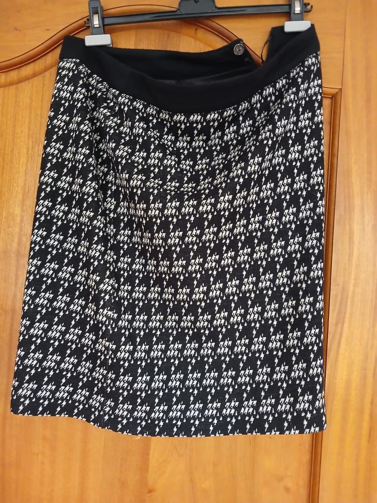 Korte gewerkte rok van Canda  CenA. Tailleboord is zwart. Ma, Kleding | Dames, Ophalen of Verzenden, Zo goed als nieuw, Zwart
