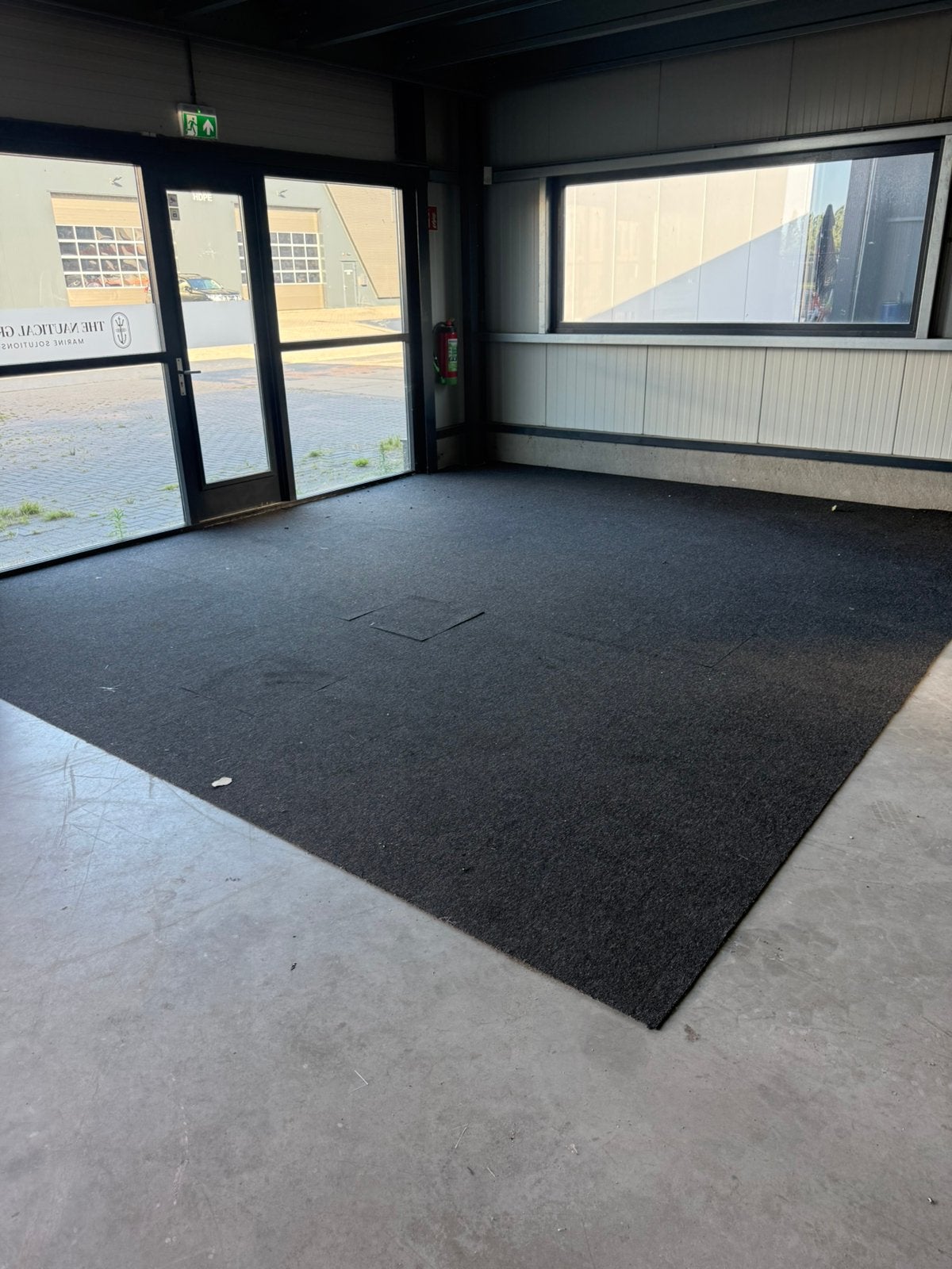 Tapijttegels zwart 25m2, Huis en Inrichting, Stoffering | Vloerbedekking, Ophalen, 75 m² of meer, Zwart, Zo goed als nieuw