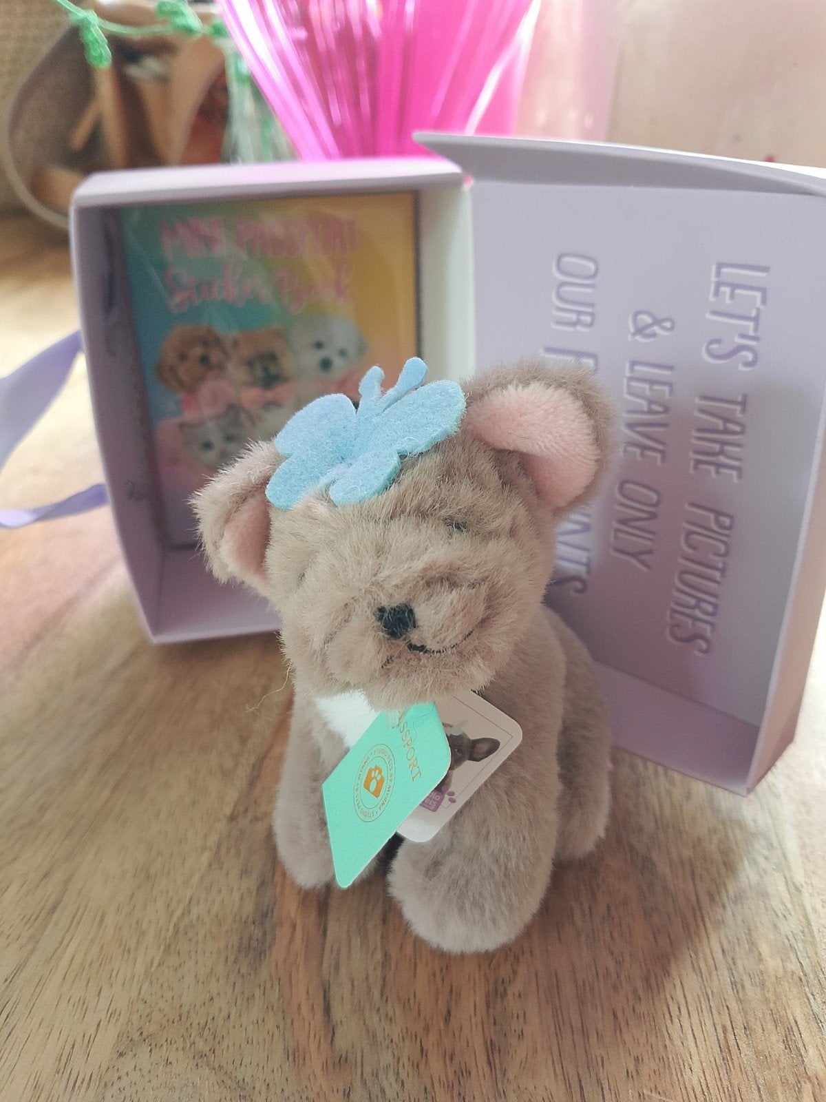 Schattige pluche puppy met vlinderstrikje en paspoort, Zo goed als nieuw, Middelgroot (20 tot 80 cm), Met kleding of accessoire