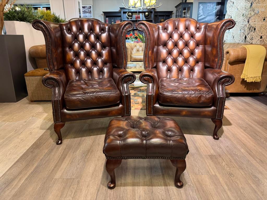 2 x Originele Engelse Chesterfield oorfauteuils + voetenbank, Ophalen of Verzenden, 75 tot 100 cm